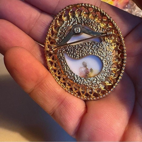 Floral cameo broach - Picture 6 of 7